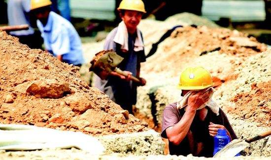 關(guān)注，高溫下的鋼結(jié)構(gòu)施工工人