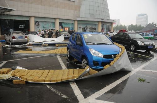 彩鋼板被風吹落